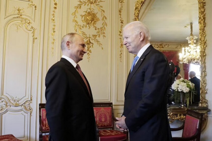 Gặp ông Putin, Tổng thống Mỹ Joe Biden tặng món quà bất ngờ