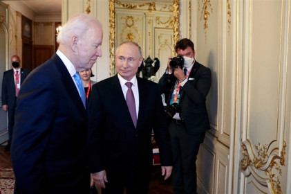Tổng thống Putin nói gì khi ông Biden dùng giấy ghi chú trong cuộc gặp?