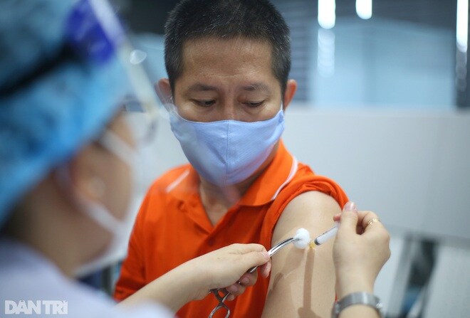 Chuyên gia: Nên trả giá cao hơn các nước để sớm đưa vắc xin về Việt Nam