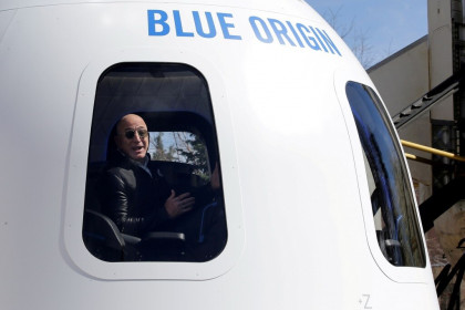 Nhiều người muốn tỉ phú Bezos 'hết đường về trái đất' sau khi bay lên vũ trụ