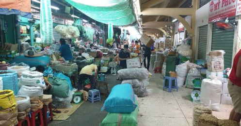 Chợ ế, các tiểu thương bán hàng qua Zalo, 'tiền vào tài khoản là hàng ship tận nhà'