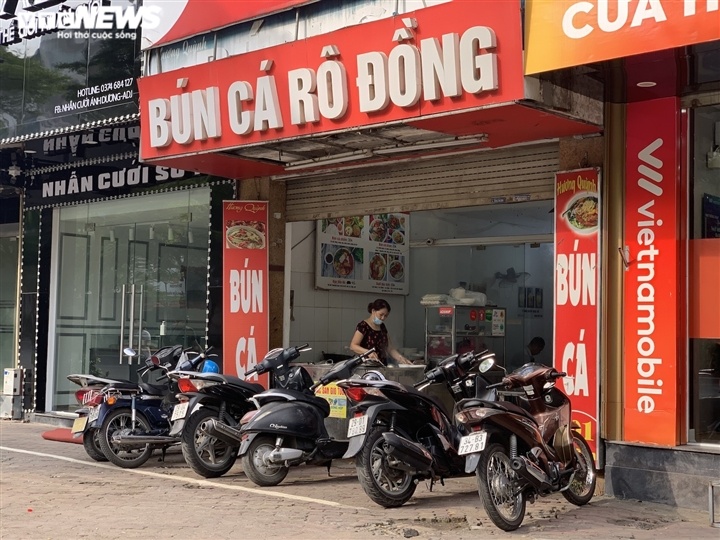 Quán bún, phở Hà Nội đông chật khách trong buổi sáng đầu tiên mở cửa trở lại
