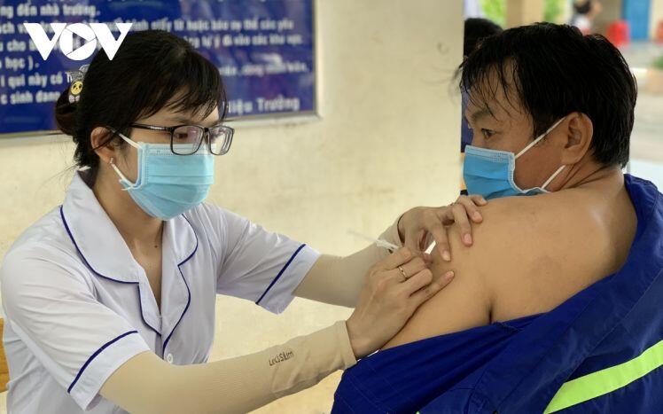 Nhiều người trên 65 tuổi phải hoãn tiêm vaccine Covid-19