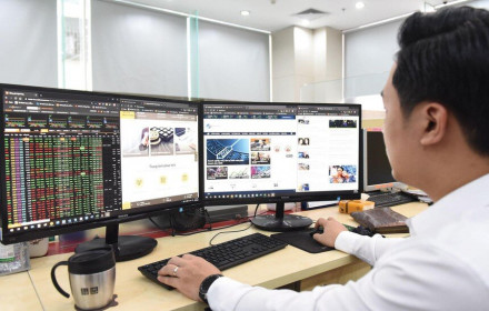 Khi nhà đầu tư chứng khoán bơi trong “biển” thông tin