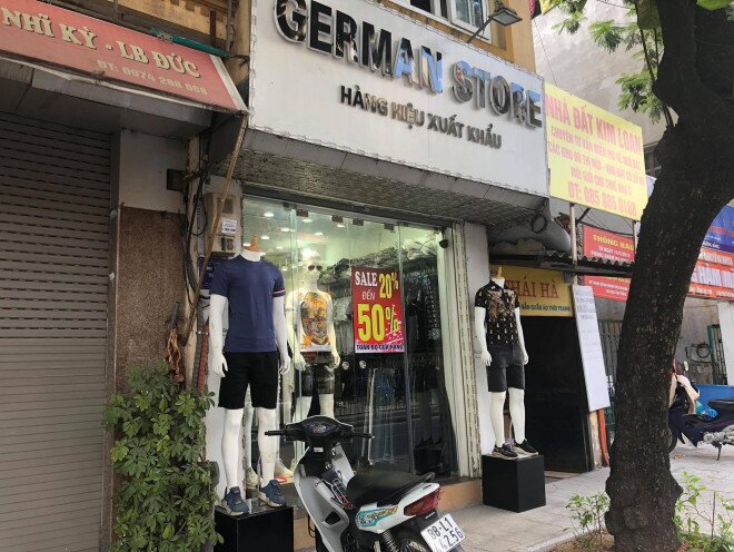 Các shop quần áo đồng loạt "sale sập sàn” vẫn vắng người mua