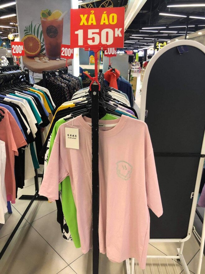 Các shop quần áo đồng loạt "sale sập sàn” vẫn vắng người mua