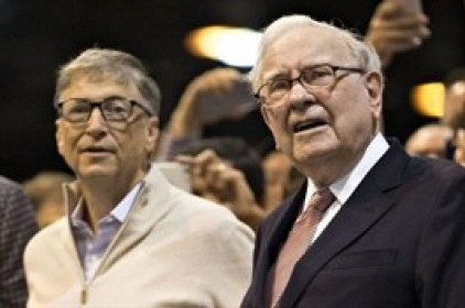 ​​​​​​​Warren Buffett và Bill Gates (bên trái) rời Quỹ Bill & Melinda Gates