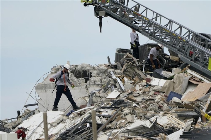 Sập tòa nhà ven biển Mỹ, 99 người mất tích
