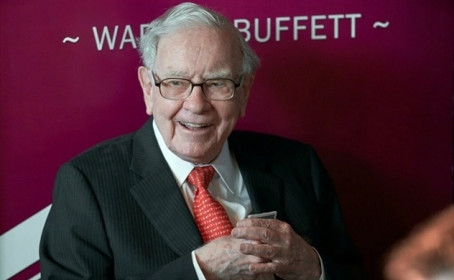 Tỉ phú Warren Buffett chia sẻ về chuyện "đóng thuế ít" và  từ chức tại Gates Foundation