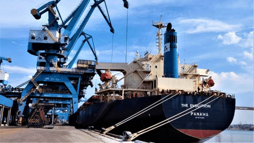 Tàu The Evolution của Hoà Phát hoàn thành chuyến hàng đầu tiên về cảng Hòa Phát Dung Quất