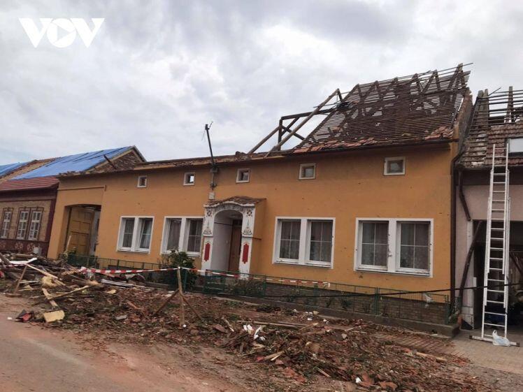 25 gia đình người Việt bị ảnh hưởng nặng nề sau trận lốc xoáy mạnh tại Séc