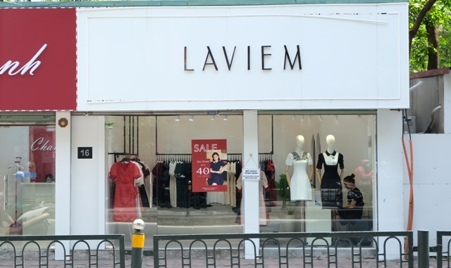 Hàng loạt nhãn hiệu thời trang giảm giá sâu hút khách trong dịch Covid-19