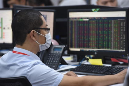 Tiền vẫn đổ vào, chứng khoán vượt 1.400 điểm