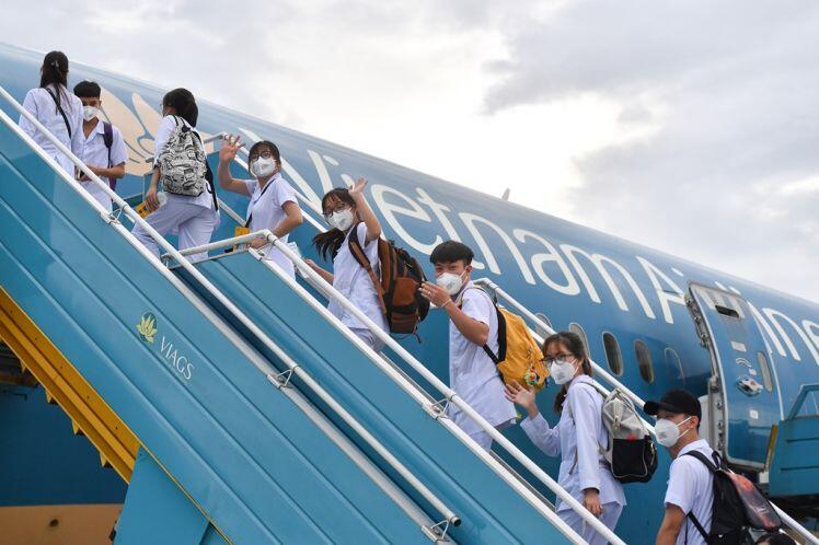 Vietnam Airlines đưa 300 tình nguyện viên vào Tp. Hồ Chí Minh chống dịch COVID-19