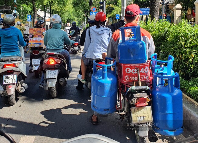 Giá gas tăng sốc, mua bình 12kg trả gần 430.000 đồng