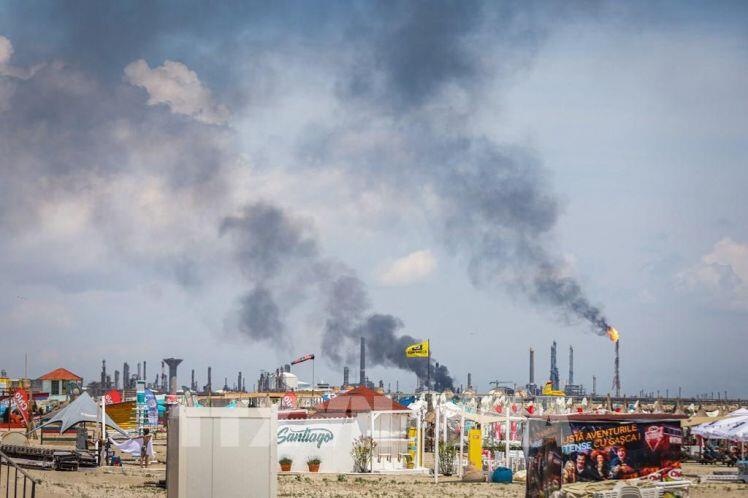 Nổ nhà máy lọc dầu lớn nhất Romania, 6 người thương vong