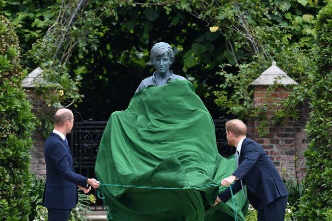 Gác lại "sóng ngầm", Hoàng tử William - Harry hội ngộ vì Công nương Diana