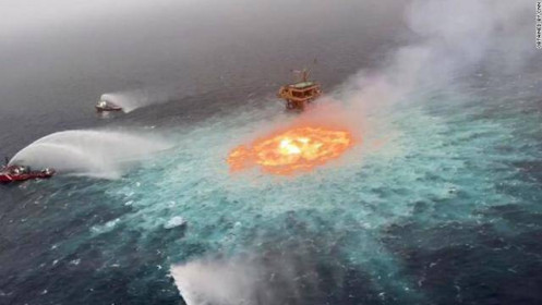 Cháy đường ống dầu ngoài khơi vịnh Mexico như "cổng địa ngục"