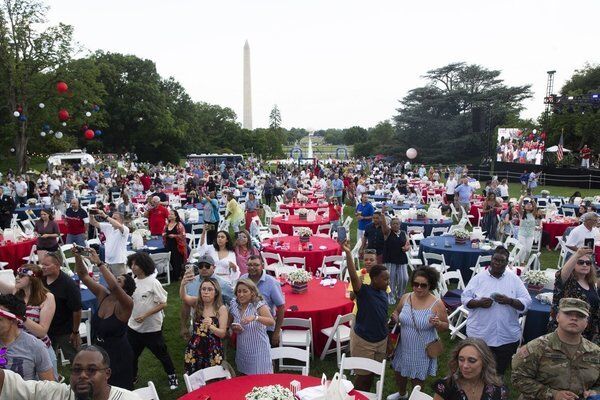 Ông Biden mở tiệc cùng hơn 1.000 người, nói Mỹ ‘độc lập’ với Covid-19