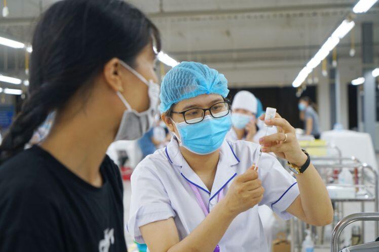 Hà Nội: Hàng nghìn công nhân khu công nghiệp Quang Minh được tiêm vaccine Covid-19
