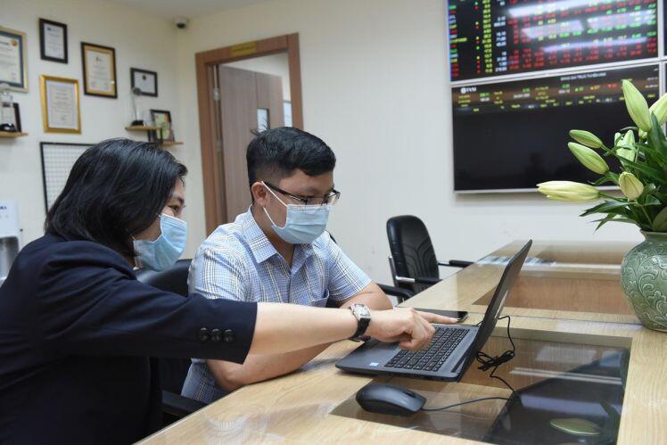 Hình ảnh các sàn chứng khoán ngày đầu HOSE hứa không "đơ"