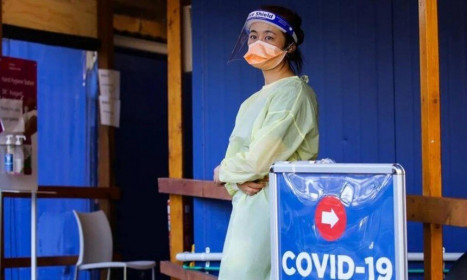 Hơn 600 nhân viên y tế Australia phải cách ly vì tiếp xúc ca mắc Covid-19