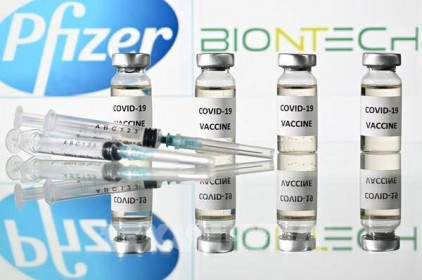 Hơn 97.000 liều vaccine phòng COVID-19 đầu tiên của Pfizer/BioNtech đã về Việt Nam