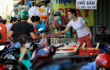 Nhiều người dân TP Hồ Chí Minh đổ xô mua hàng tích trữ, giá thực phẩm tăng gấp nhiều lần
