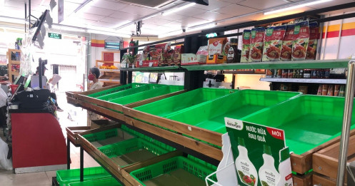 Giá rau- thịt tăng vọt, mới sáng kệ siêu thị đã bị 'vét'