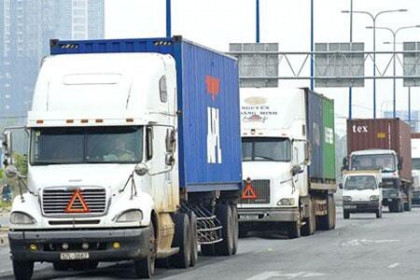 Giãn cách xã hội, các phương tiện vận chuyển hàng hoá qua TPHCM đi đường nào?