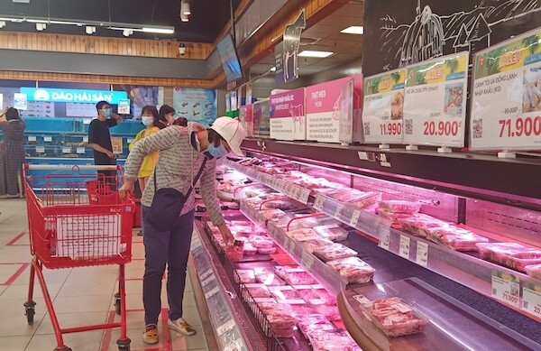 Ngày đầu giãn cách xã hội ở TP Hồ Chí Minh: Hàng hóa ngập chợ và siêu thị