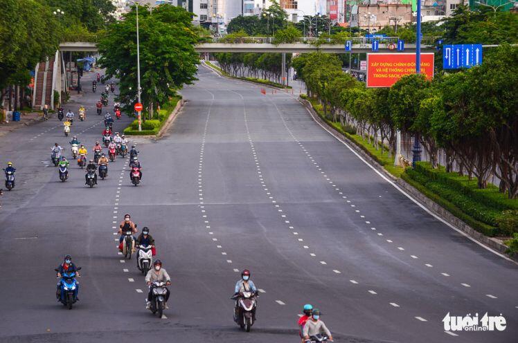 TP.HCM im ắng sáng sớm đầu tiên giãn cách