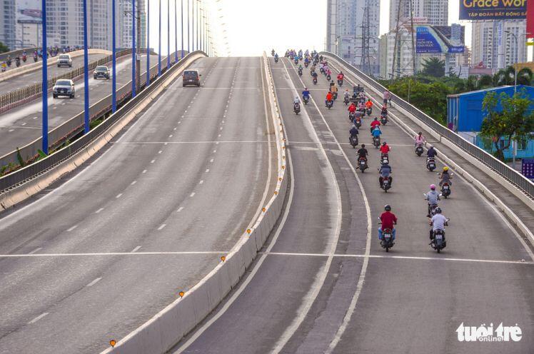 TP.HCM im ắng sáng sớm đầu tiên giãn cách