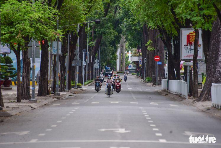 TP.HCM im ắng sáng sớm đầu tiên giãn cách