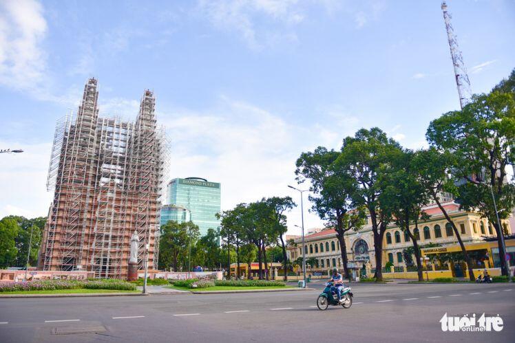 TP.HCM im ắng sáng sớm đầu tiên giãn cách