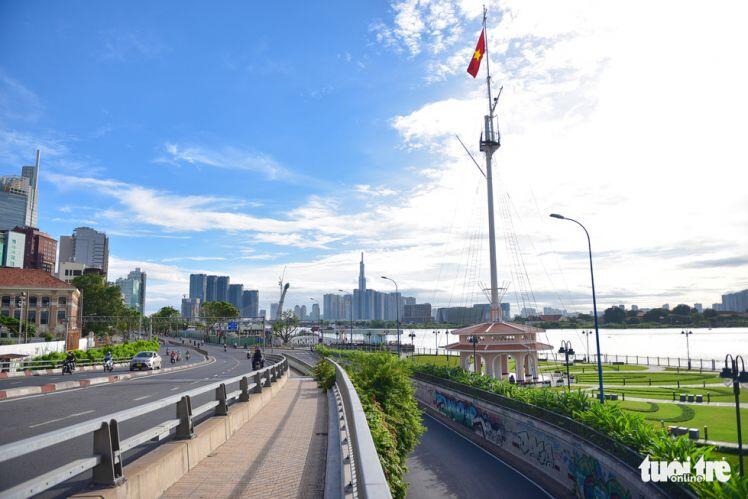 TP.HCM im ắng sáng sớm đầu tiên giãn cách