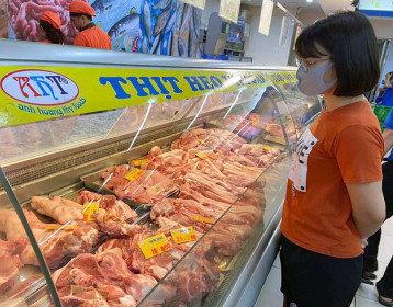 Giá lợn hơi chạm “đáy” sau 2 năm, thịt lợn tại chợ vẫn ở mức cao