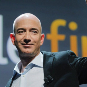 Jeff Bezos tự phá kỷ lục của bản thân với số tài sản hơn 212 tỷ USD