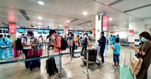 Sân bay Tân Sơn Nhất đã có test nhanh COVID-19, giá 540.000 đồng/người