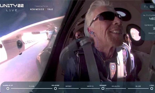 Tỉ phú Richard Branson hoàn thành giấc mơ bay vào vũ trụ