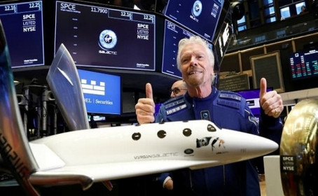 Tỉ phú Richard Branson hoàn thành giấc mơ bay vào vũ trụ