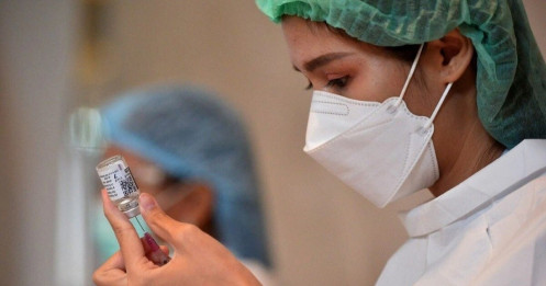 Ca Covid-19 tăng mạnh, Thái Lan tiêm kết hợp vắc xin Sinovac và AstraZeneca