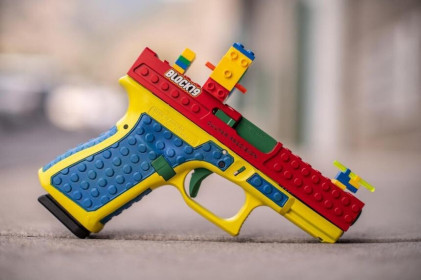 Súng thật 'biến hình' giống hệt đồ chơi Lego gây tranh cãi tại Mỹ