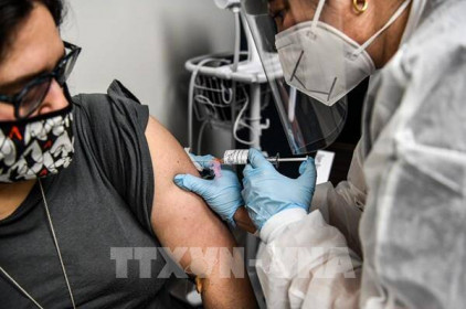 Giới y khoa Mỹ kêu gọi nhân viên y tế bắt buộc tiêm vaccine phòng COVID-19