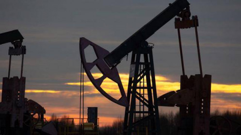 Giá dầu sụt mạnh sau khi có tin Saudi Arabia và UAE nhượng bộ về sản lượng
