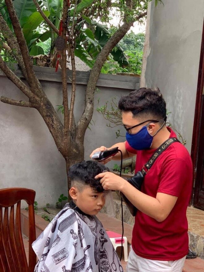 Hà Nội siết chặt hoạt động không thiết yếu, dịch vụ cắt tóc tại nhà bội thu