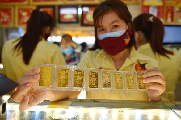 Giá vàng thế giới rời khỏi đỉnh 1 tháng