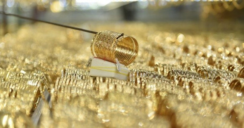 Giá vàng thế giới rời khỏi đỉnh 1 tháng