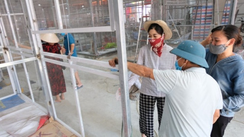Hà Nội: Tiểu thương tất bật chuẩn bị vào kinh doanh tại chợ trung tâm huyện Sóc Sơn