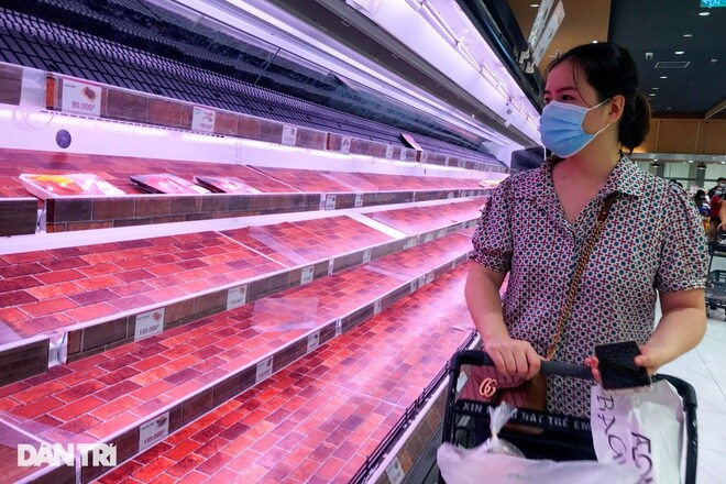 Chưa tới 21h, quầy rau, thịt tại một số siêu thị Hà Nội đã hết hàng